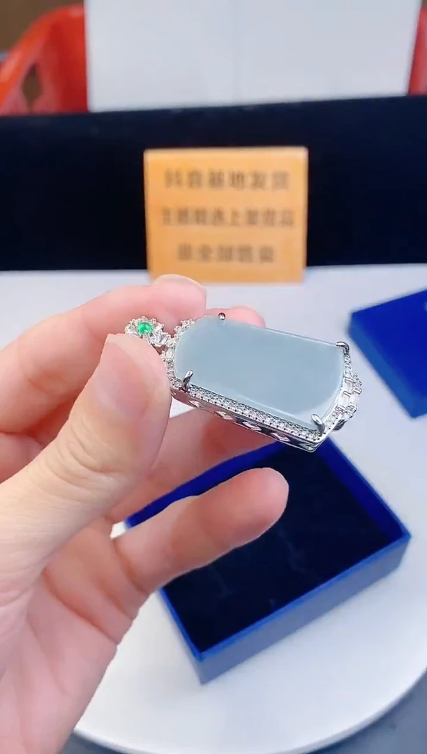 颈饰未镶嵌翡翠
