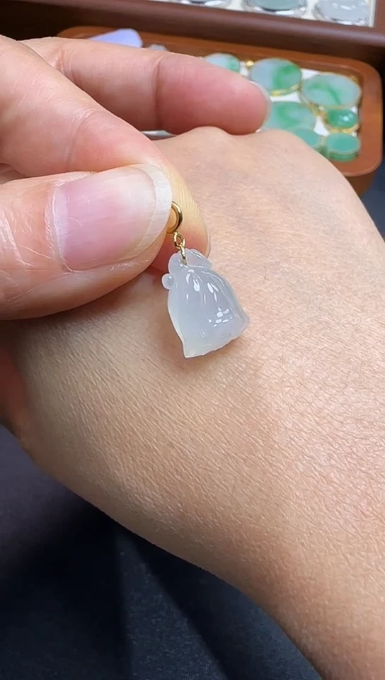 颈饰18K金镶嵌翡翠莲蓬