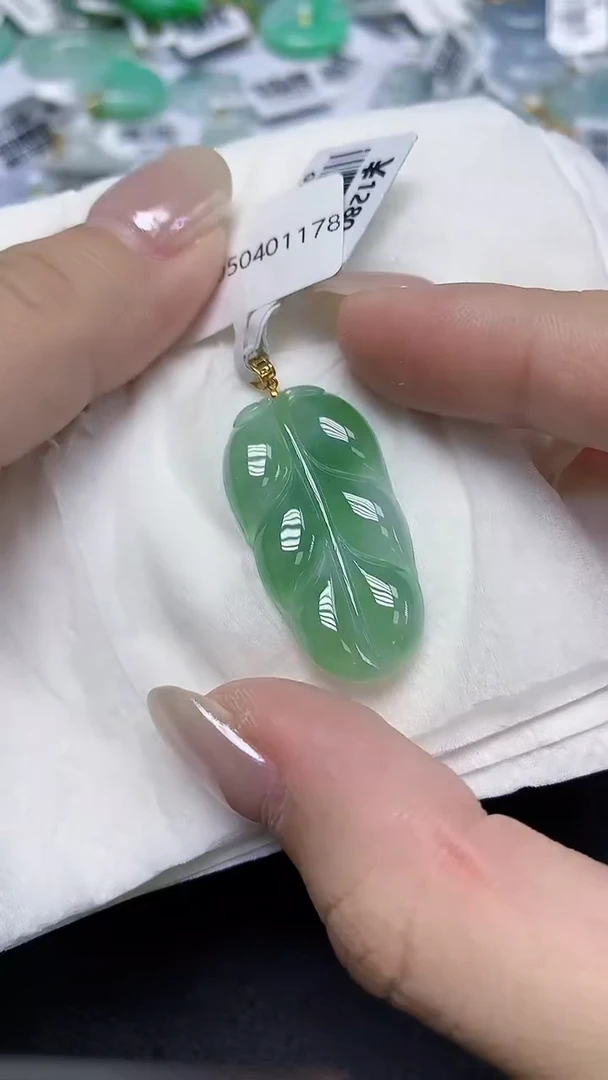 翡翠18K金镶嵌颈饰天然缅甸翡翠A货