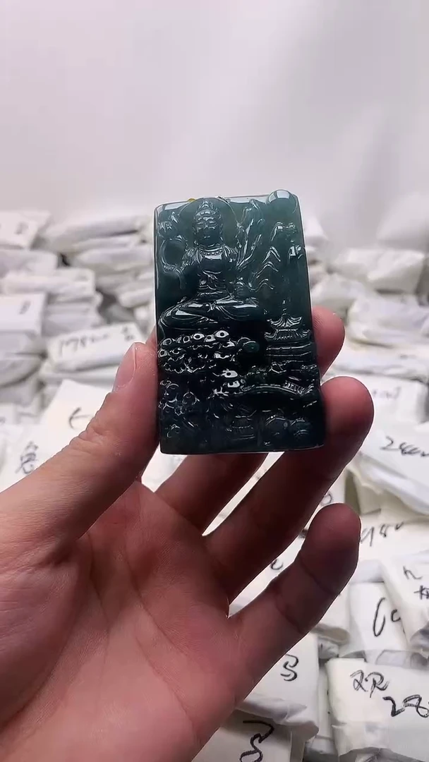 翡翠未镶嵌颈饰虚空藏