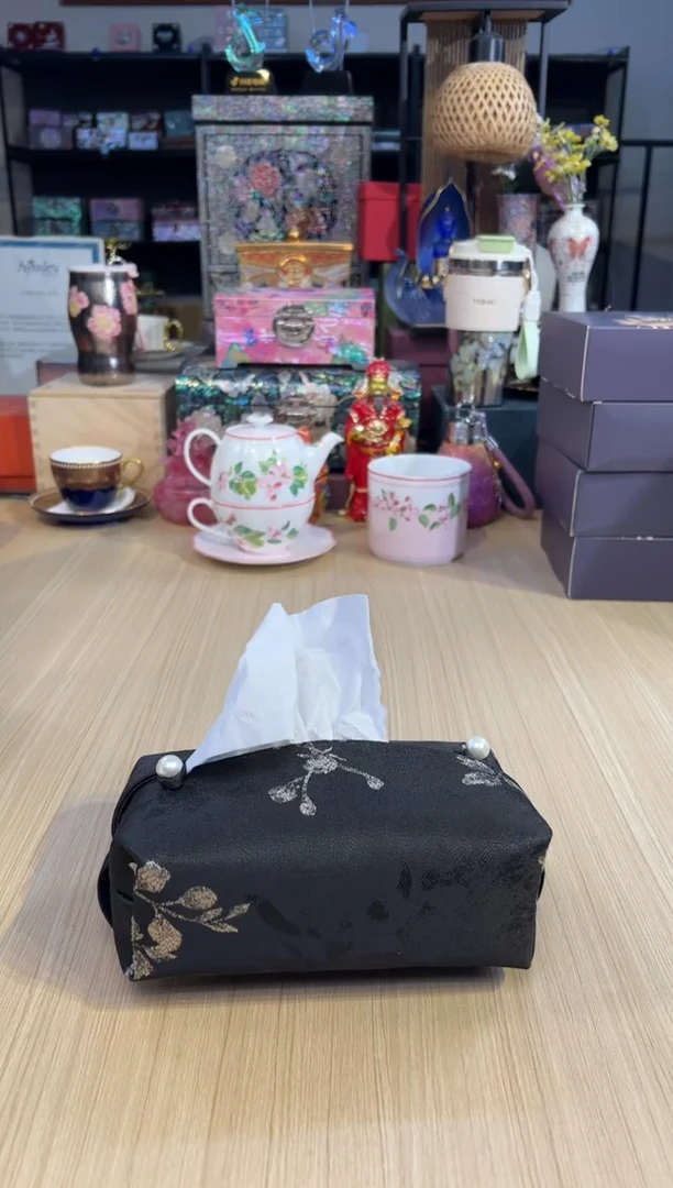 37黑色银杏花挂式纸巾包