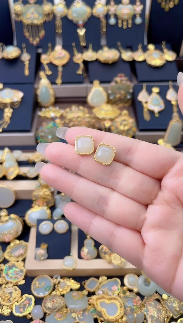 颈饰银S925镀金镶嵌和田玉珐琅莲花面包耳钉