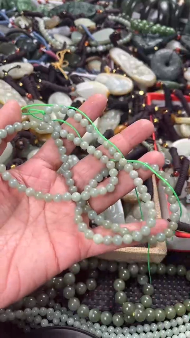 【闪购商品】和田玉颈饰未镶嵌多样性发货没有证书，拍一发一.有瑕