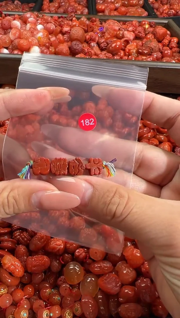 南红玛瑙未镶嵌颈饰1