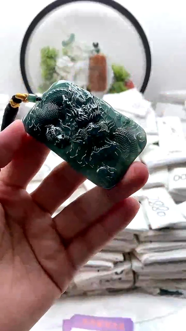 颈饰未镶嵌翡翠龙牌