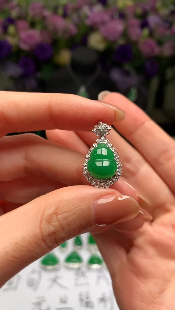 颈饰18K金镶嵌翡翠葫芦