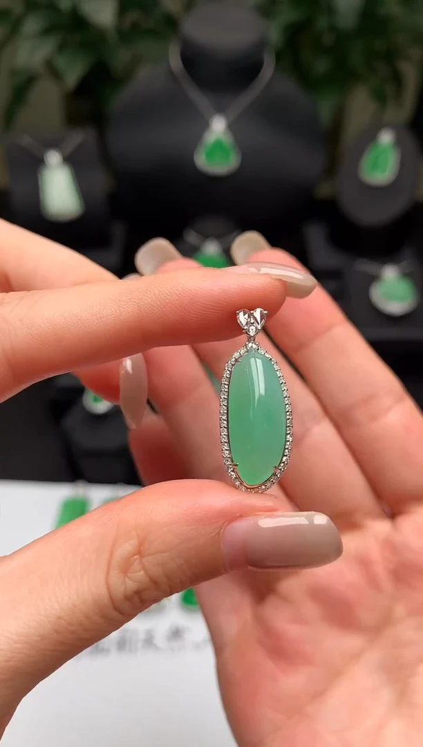 翡翠18K金镶嵌颈饰福瓜