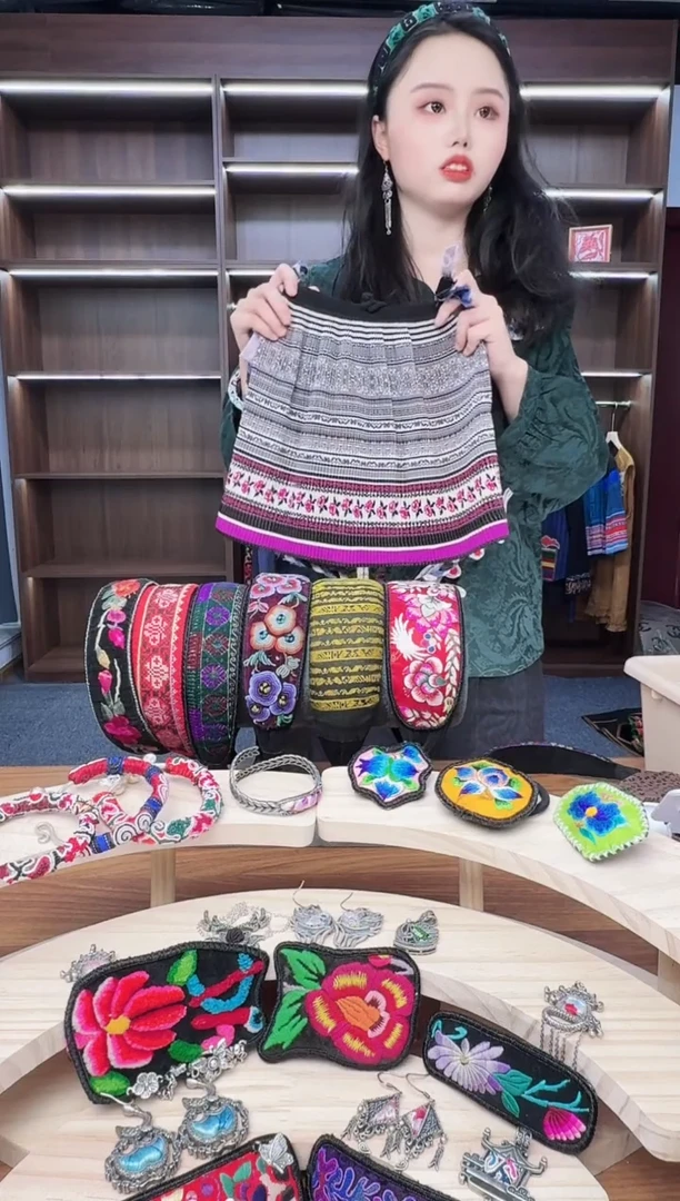 织绣L34蒙阿苏苗绣传承