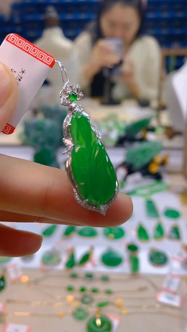 颈饰18K金镶嵌翡翠新号开播 全场乱卖