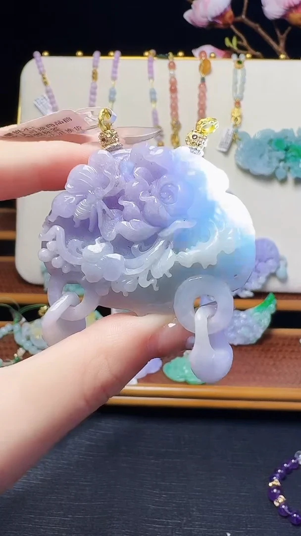 翡翠未镶嵌颈饰蝶恋花