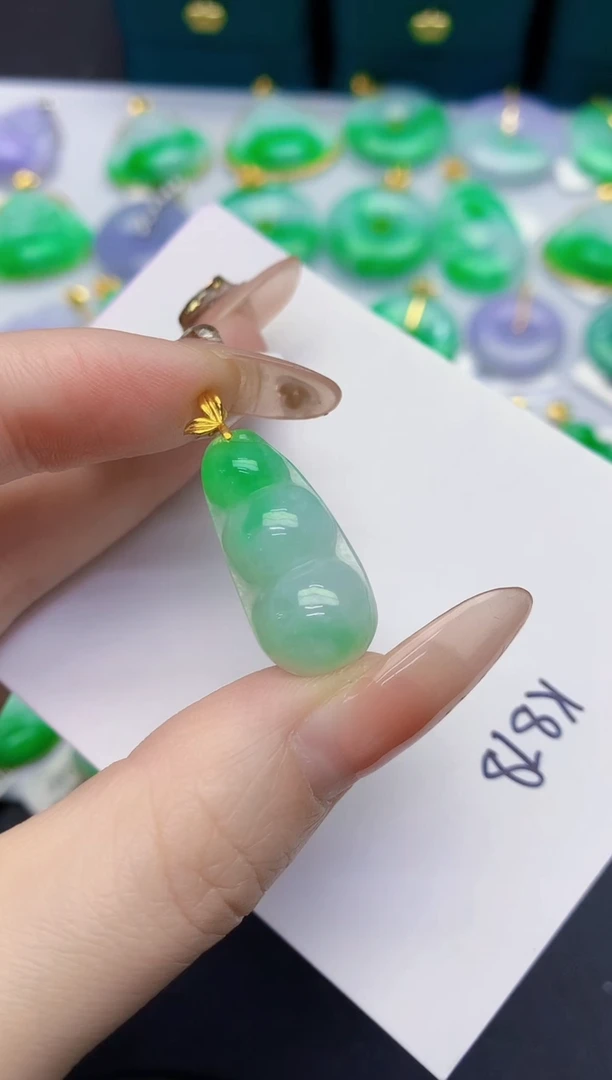 颈饰18K金镶嵌翡翠缅甸天然翡翠A货