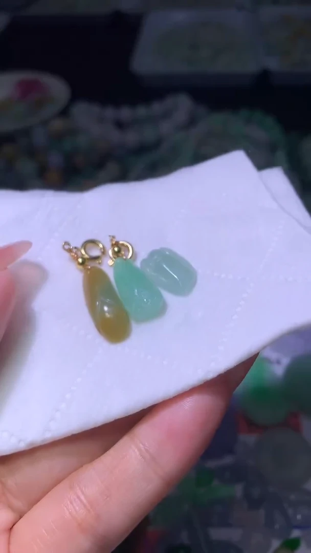 翡翠未镶嵌颈饰婷**?MXX039209