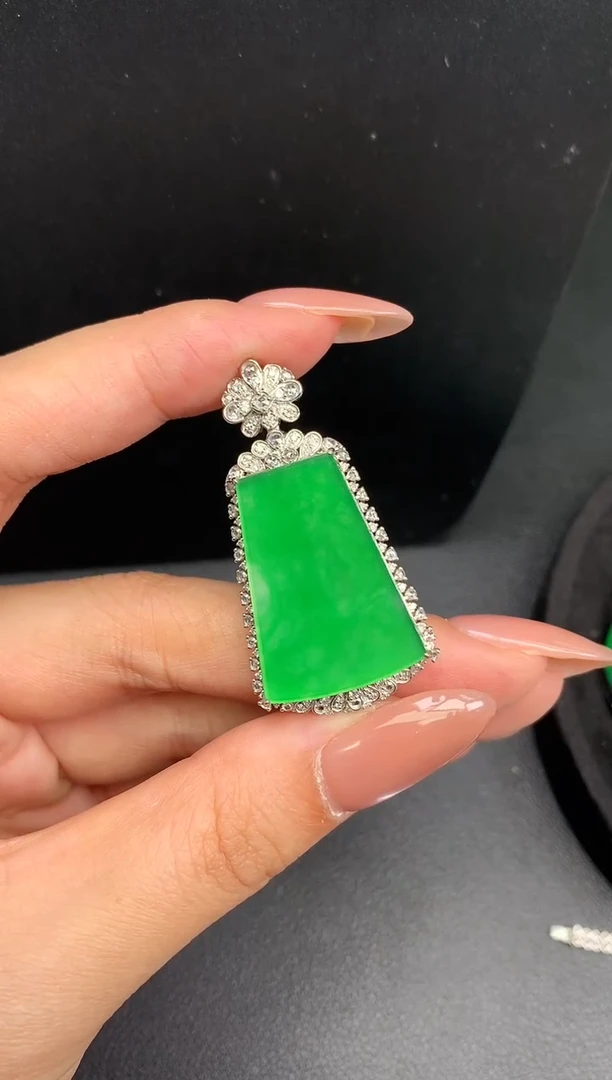 18K金镶嵌翡翠耳饰无事牌