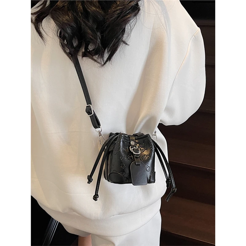 小众设计压花水桶包包女2025新款春季百搭通勤斜挎包时尚单肩小包