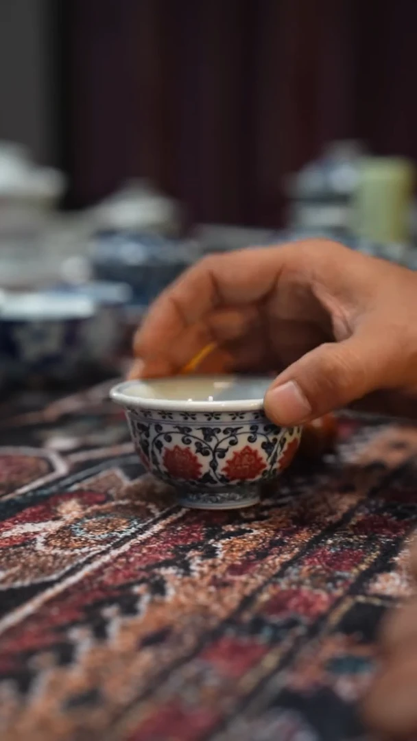 摆件陶小压手缠枝莲釉里红