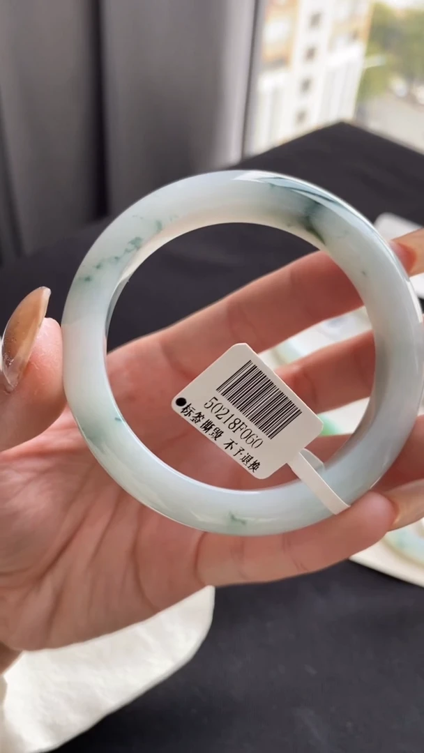 【闪购商品】翡翠手镯未镶嵌57圈牛奶底飘花~不退不换