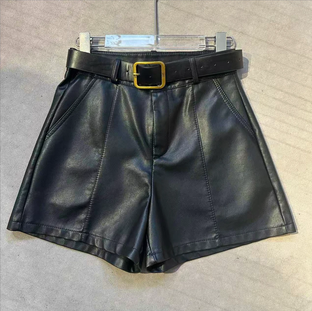 就剩下一条皮裤了