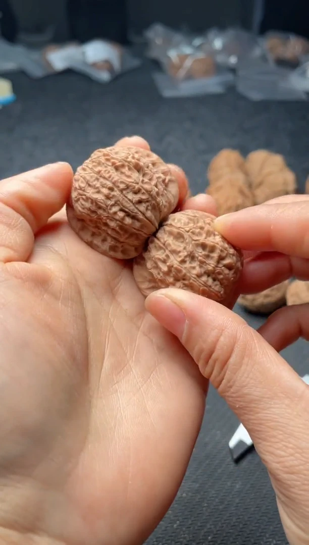 把件文玩核桃w299   血麒麟 37尺