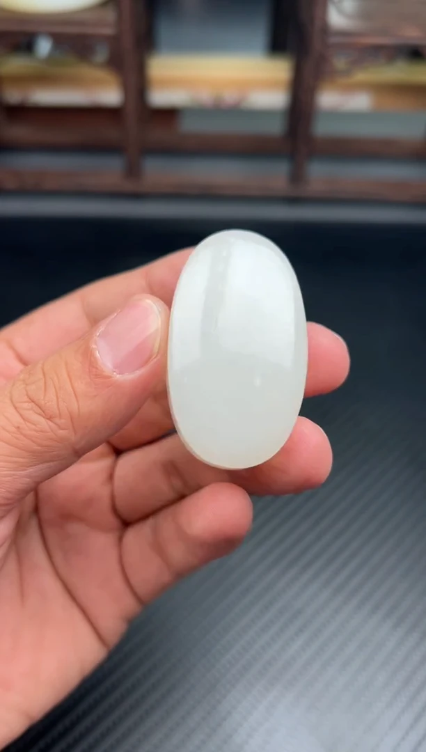 吊坠(赠链)未镶嵌和田玉黑山微色差吊坠