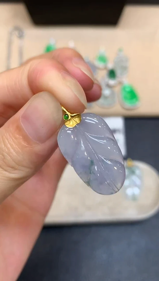 颈饰18K金镶嵌翡翠树叶【无服务费