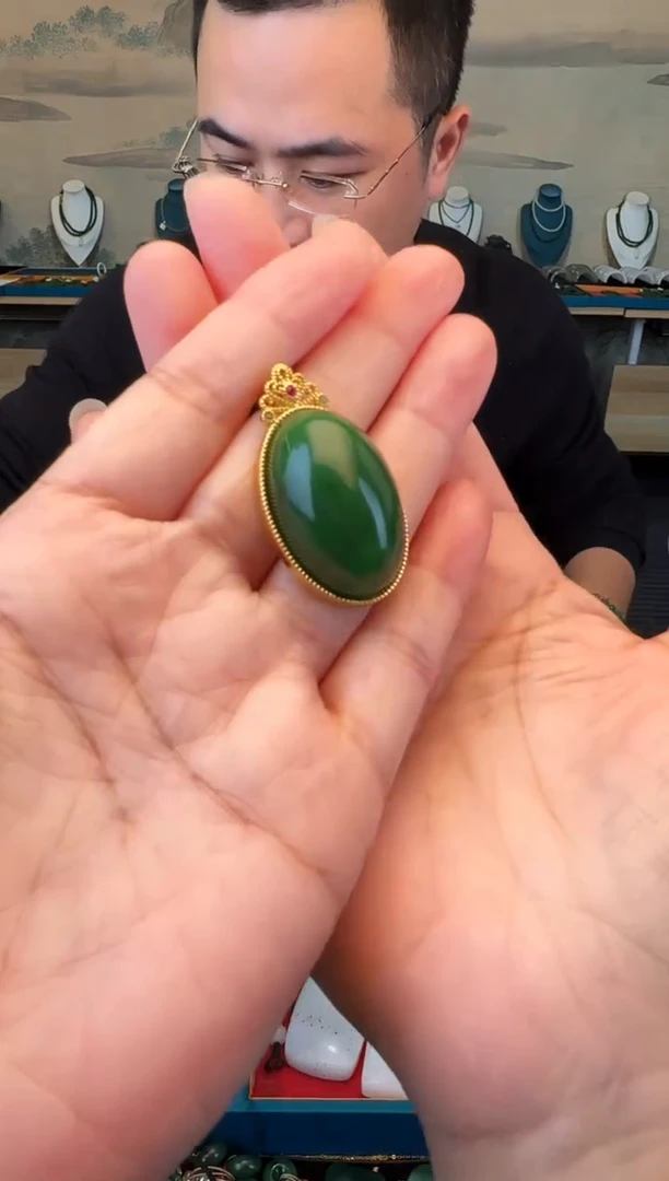 颈饰未镶嵌和田玉鸽子蛋3.0