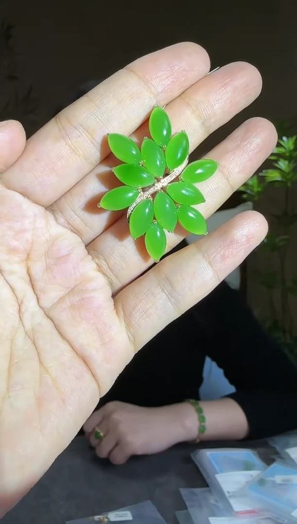 【闪购商品】和田玉胸针18K金镶嵌18K金镶碧玉苹果绿金枝玉叶胸针