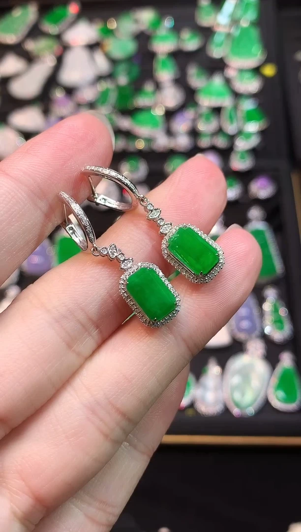 18K金镶嵌翡翠耳饰满冰满绿无事牌耳坠