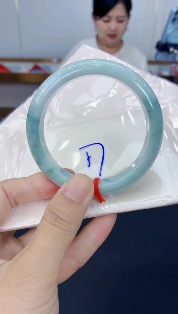 翡翠手镯未镶嵌翡翠手镯