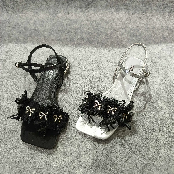 2025年品牌女鞋夏季新款仙女风一字扣带平底方头蕾丝水钻时装凉鞋