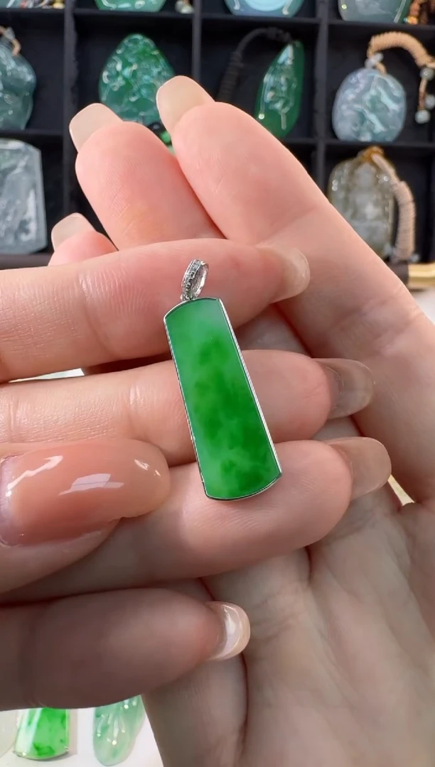 颈饰18K金镶嵌翡翠Y***?缅甸A货翡翠