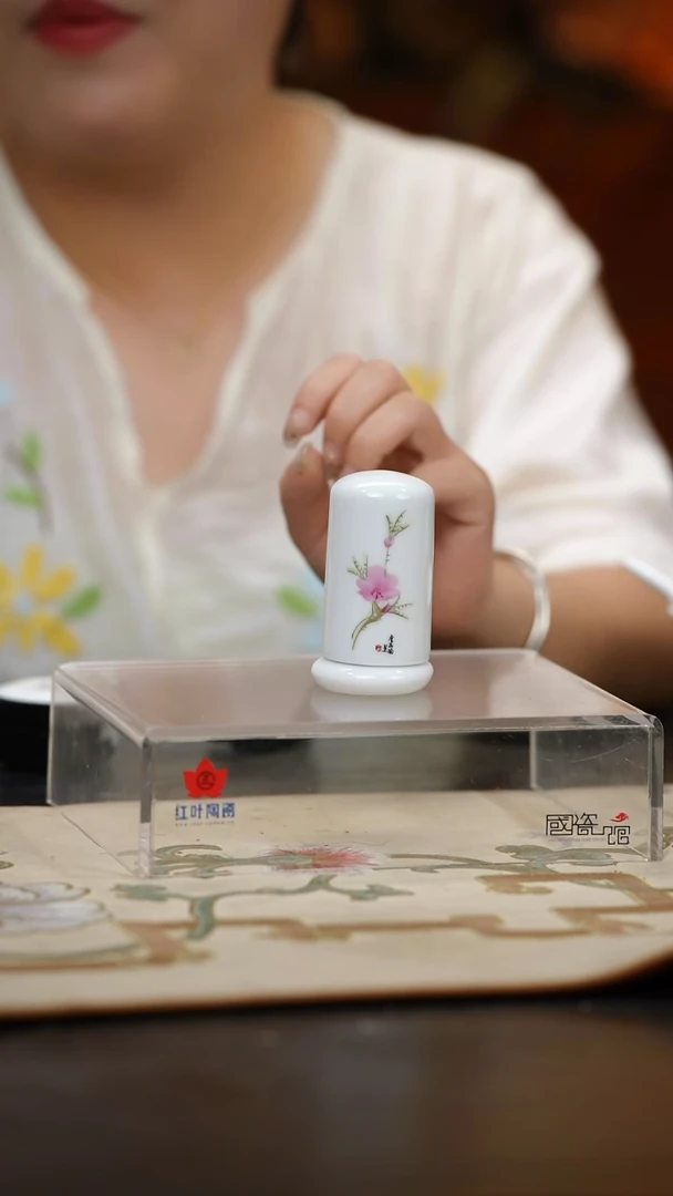 1个正价手绘水点桃花牙签筒（套）