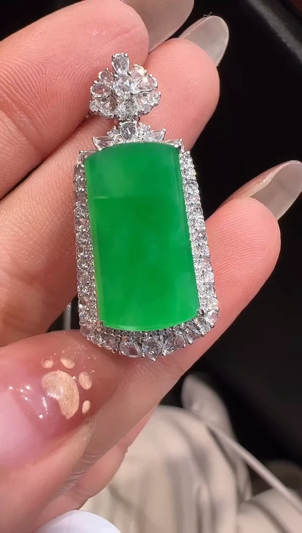 颈饰18K金镶嵌翡翠吊坠