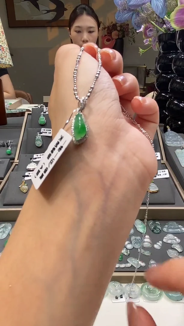 吊坠(不含链)18K金镶嵌翡翠随形
