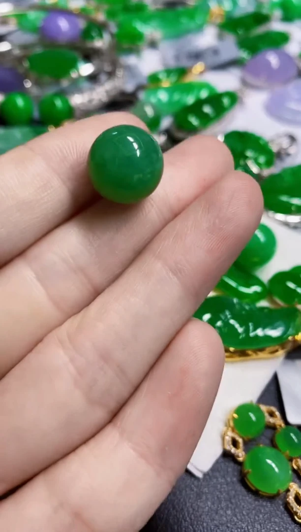 颈饰18K金镶嵌翡翠珠子