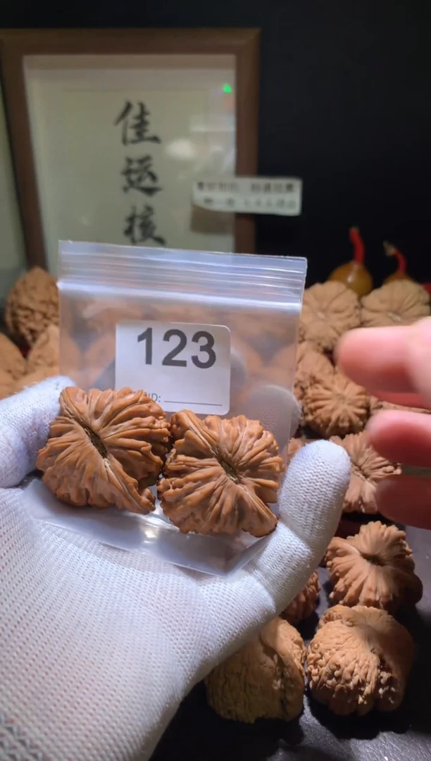 把件文玩核桃杰****彪四座楼45加尺磕尖打底影响二次销售不退不换