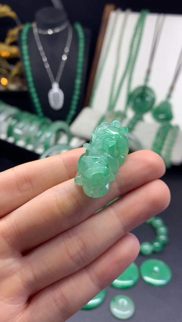 吊坠(不含链)未镶嵌石英质玉（非洲翠）貔貅（放漏）