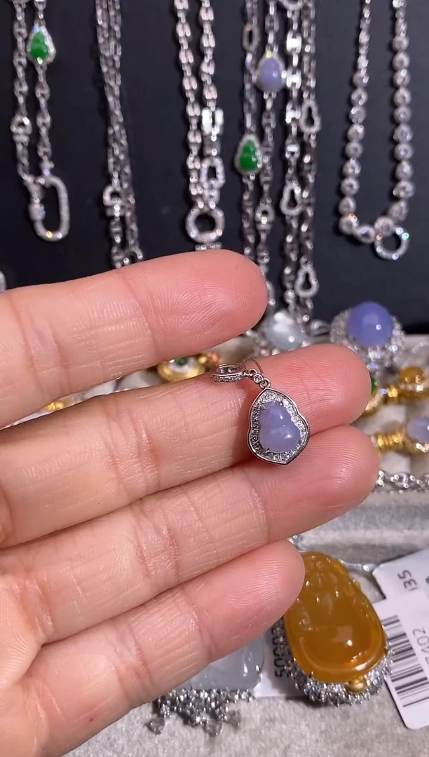 颈饰18K金镶嵌翡翠吊坠