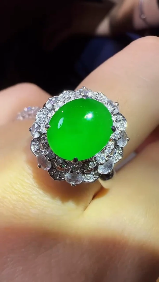 18K金镶嵌戒指翡翠蛋面