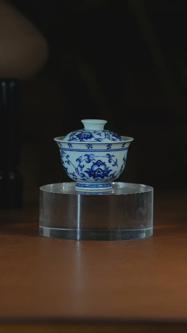 青花缠枝莲小盖碗