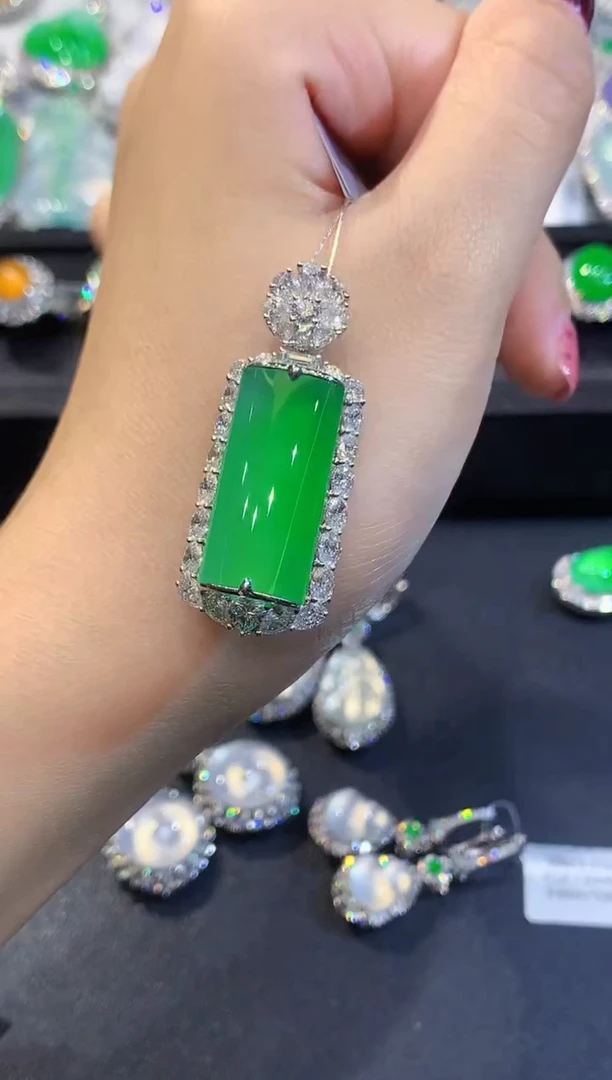 吊坠(不含链)18K金镶嵌翡翠J***y多样性发其一