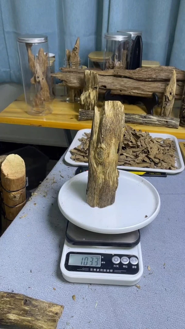 沉香沉香碎屑蓝宝石品种103克