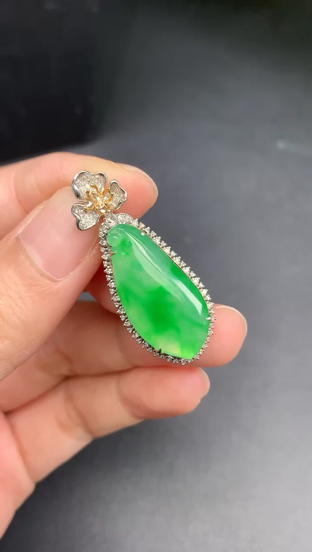 翡翠18K金镶嵌颈饰瓜