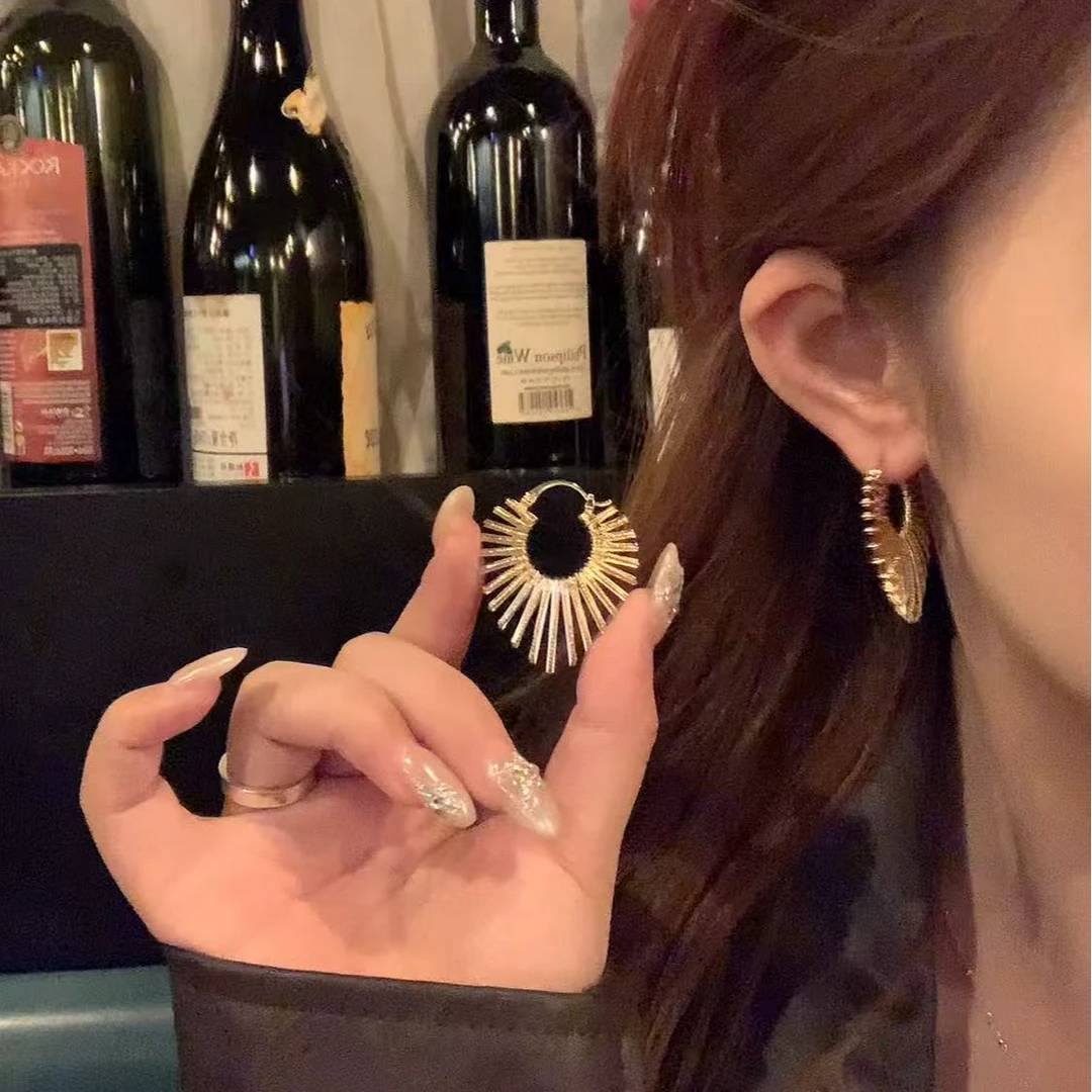 铜合金耳饰 秋冬轻奢欧美风线条桃心耳环女气质高级感耳扣耳饰