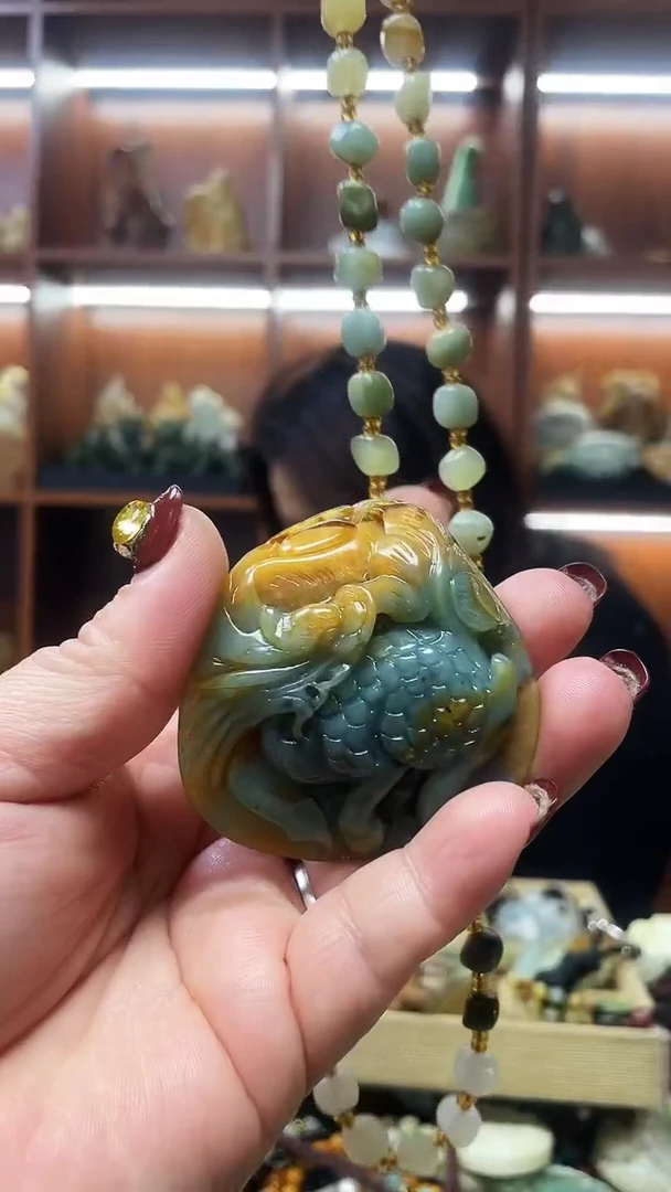 未镶嵌蛇纹石玉吊坠