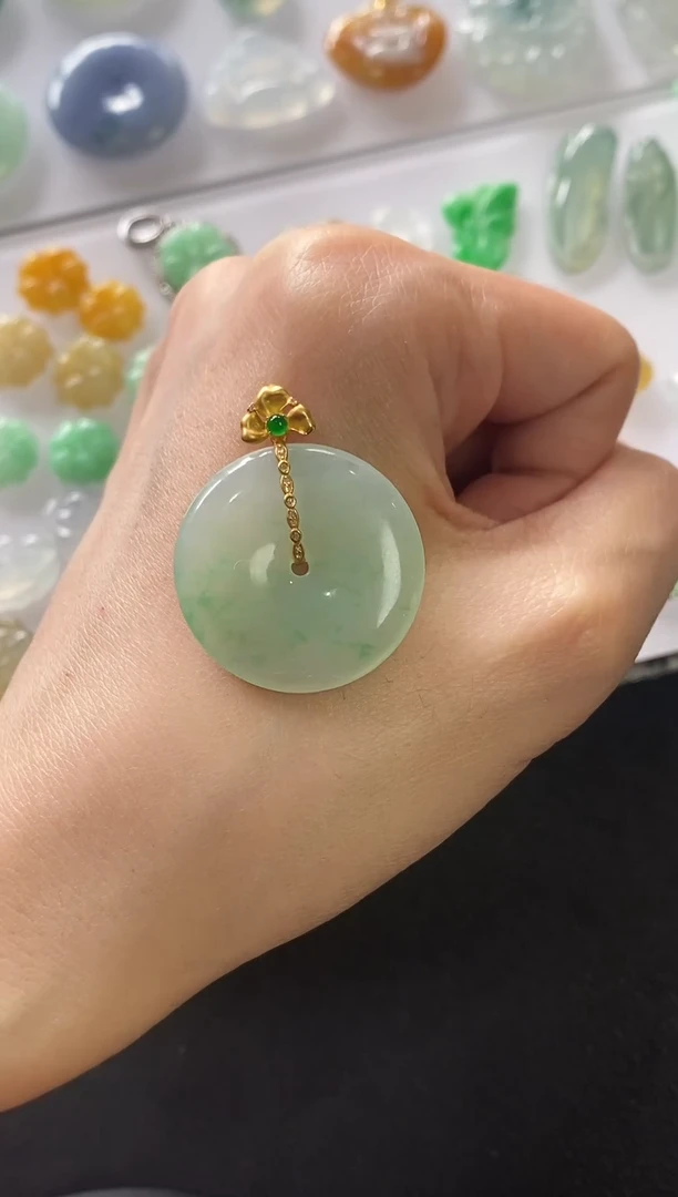 颈饰18K金镶嵌翡翠平安扣~