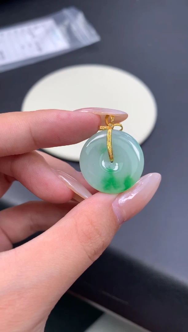 颈饰18K金镶嵌翡翠48小时鉴赏期 退货不扣服务费