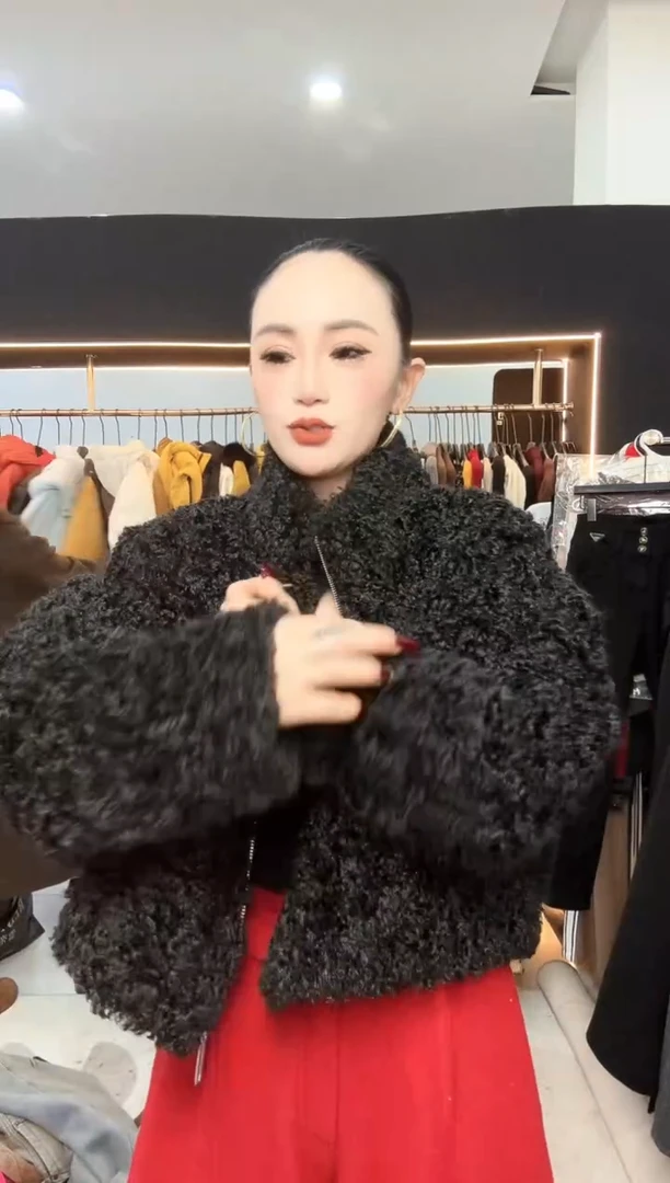 黑色绒毛外套冬季