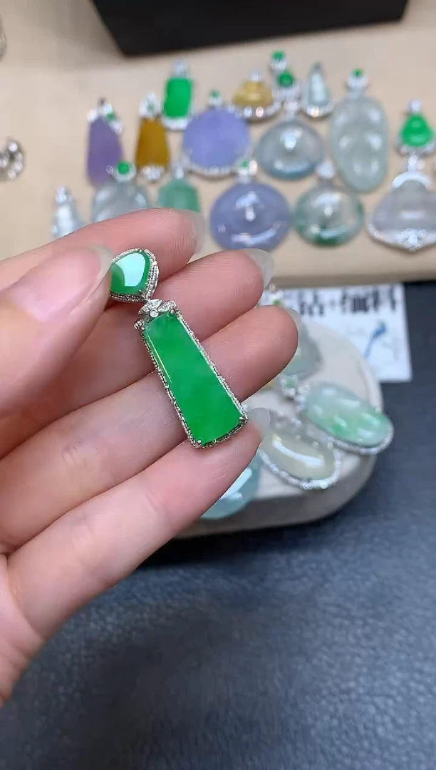 颈饰18K金镶嵌翡翠无事牌【无服务费