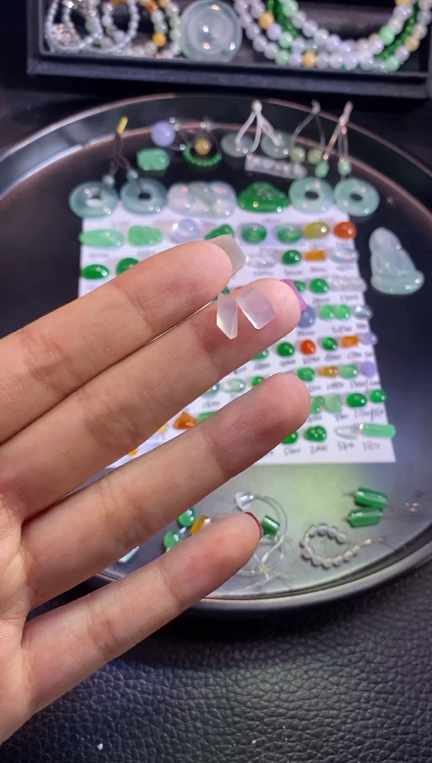 翡翠挂件未镶嵌切割
