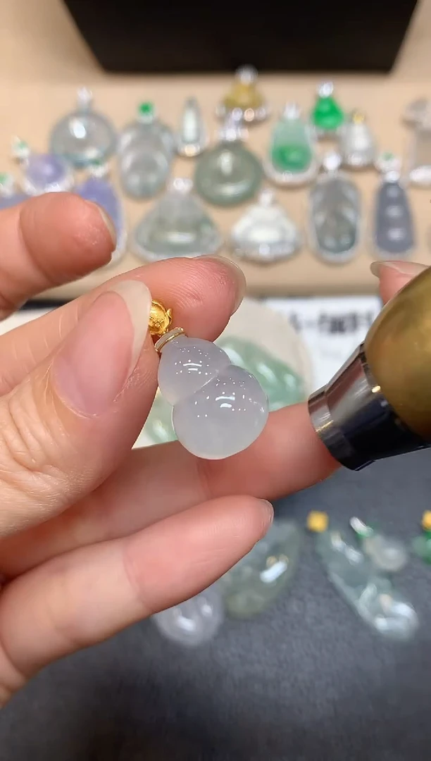 颈饰18K金镶嵌翡翠葫芦【无服务费